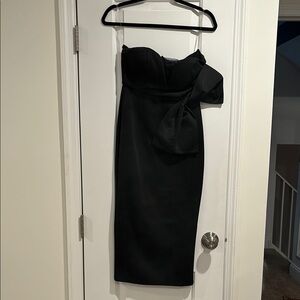 Elegant Black Strapless Dress with Bow